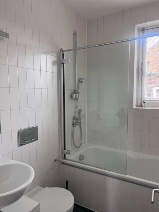 Central , Bright And Modern Flat Up To 4 People ロンドン エクステリア 写真